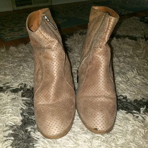 Short tan boot